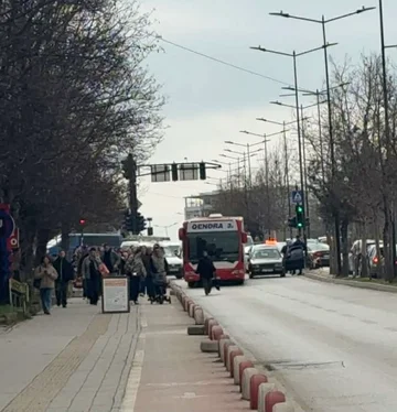 Авария между автобусом и автомобилем в Приштине
