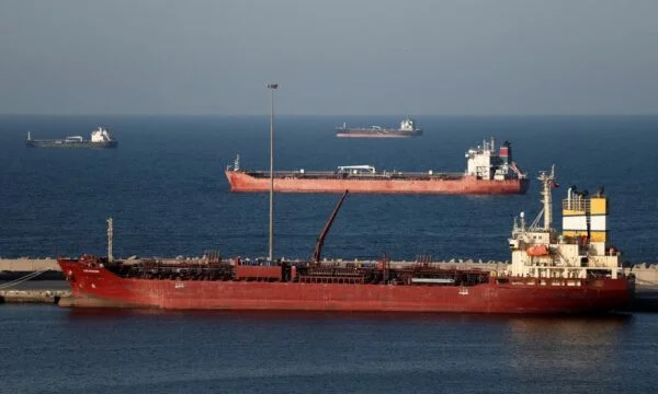 Olio, prezzi, traffico: Quanto ci vorrebbe per tornare alla normalità se Hormuz riapre adesso?
