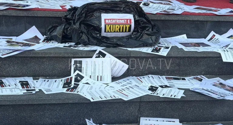“Kurti” 不正行為:政府前のシンボリック行動によるPDK青少年
