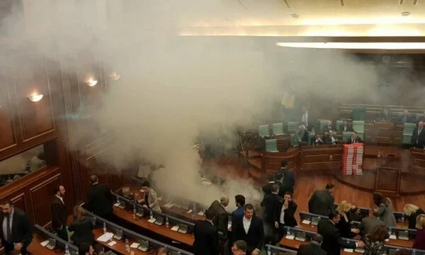 눈물 가스 시험, Pacolli 및 Zyba는 참여, Svechla 대답을 확인합니다
