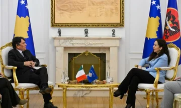 Osmaniはイタリアの大使を主催し、会議でコソヴォの政治発展について議論する