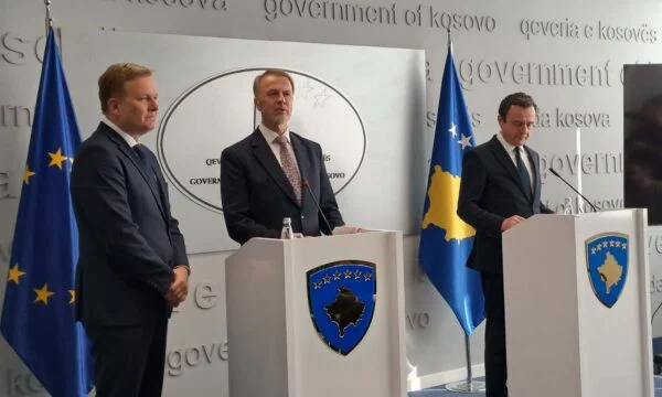 Sorensen- Kurti会議は、EUの事務所のチーフです。追加の措置で実施される外国法