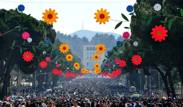 アルバニア:今日の夏の日、何世紀にも続く伝統