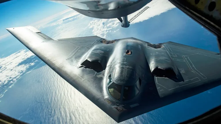 米国は新しいイランの攻撃のためのB-2爆撃機を取付けます