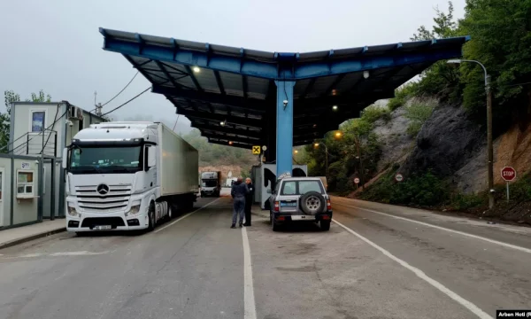 Policia e bllokon rrugën para kufirit në Jarinje