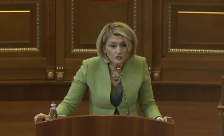 Mocioni i AAK-së, Kusari-Lila: S’e konsiderojmë që ka nevojë për dorëheqje apo për përmbyllje të mandatit