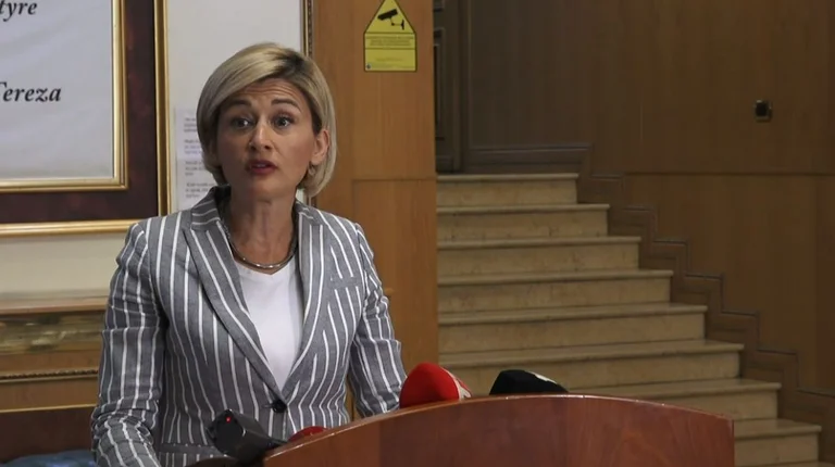 Mundohet të arsyetohet Mimoza Kusari: Projektligji për Pagën Minimale do të votohej edhe pa Listën Serbe