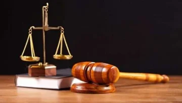 場合: 罰金25千ユーロおよび4 accused への 1 年の無害