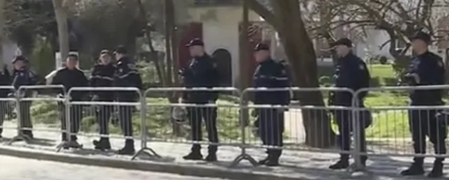 ティラナ: 1600 議会・グローバルボイスの前に反対の抗議のための警察準備