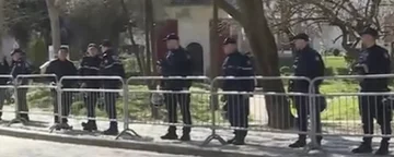 ティラナ: 1600 議会・グローバルボイスの前に反対の抗議のための警察準備
