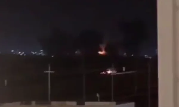 ロケットは、イラクでイタリアの軍事基地に当たる
