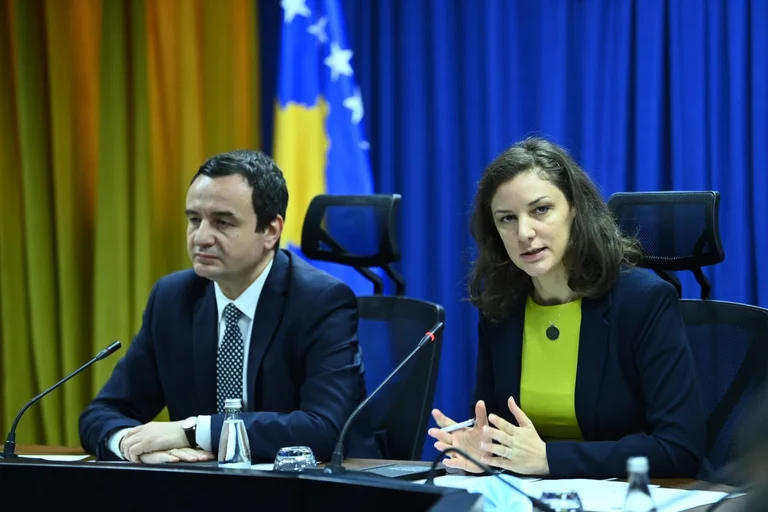 Qeveria ia premton Telekomit 13 milionë euro për kodin telefonik të Kosovës dhe 1 milionë për internet në Veri