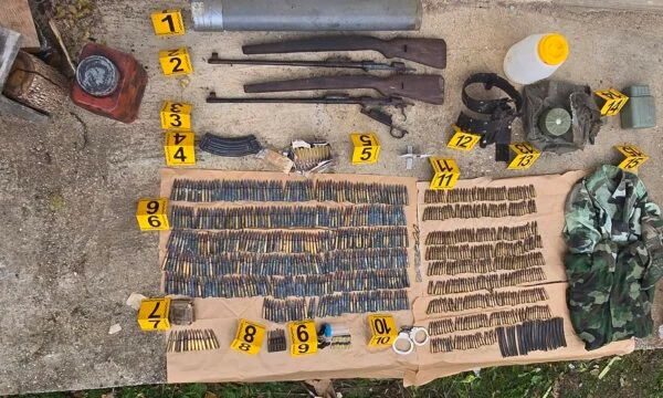 警察はZubin-Potokの家で武器や軍事装置を見つけます