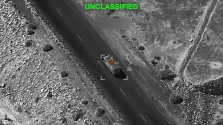 米国軍がイランの武器を攻撃する瞬間を示す画像