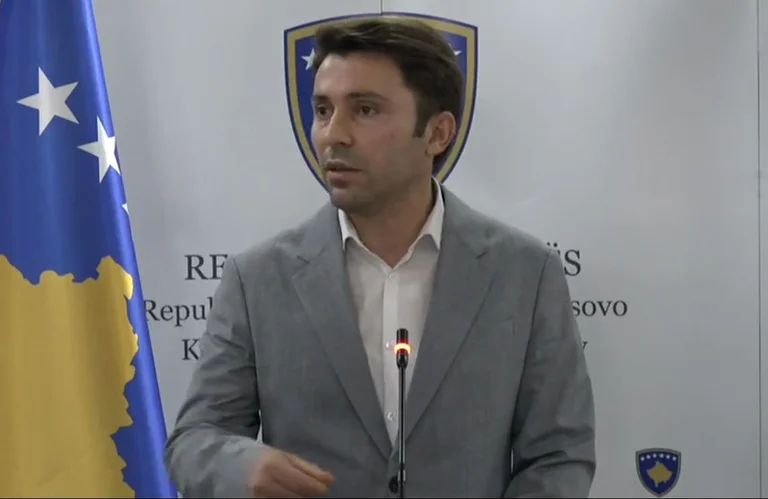 Deputeti i VV-së i kapet KFOR-it pse s’po i largon barrikadat: Zhagitja e tyre e papranueshme
