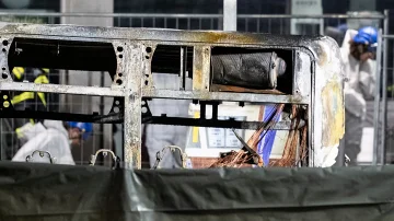 スイス、Maliqiのトラディ:アルバニア語は火炎を消すことを試みる手を燃やしました