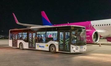 中東戦争:ドバイが避難した11コソヴァルスがスコピエ空港に到着