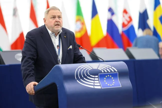 Euroopan parlamentin Kosovon Terra-alueen esittelijä: EU:n on välittömästi poistettava Kosovoa koskevat toimenpiteet