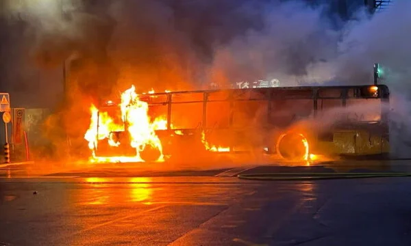 Pamje të autobusit duke u djegur në Friburg të Zvicrës, dikush bërtet në gjuhën shqipe “o e ka djeg vetën, nuk e di bre” (VIDEO)