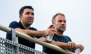 Hansie Flick unterstützt Deco nach den Kommentaren von Xavi.