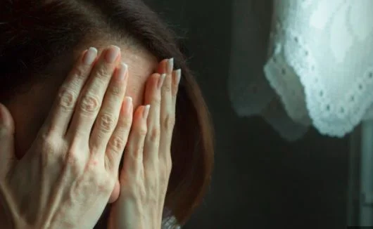 De vrouw meldt aan de politie dat ze bedreigd werd door incarnatie.