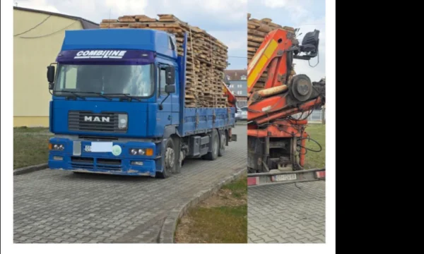 Podujevoの文書なしで約20 m3の洗練された木材