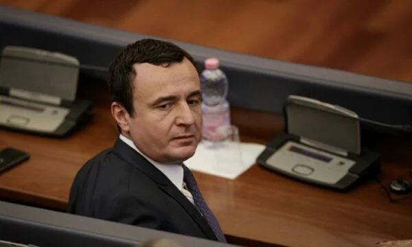 התובע מציע קורטי כעד במשפט של רוזה Hajdari למילואים המדינה