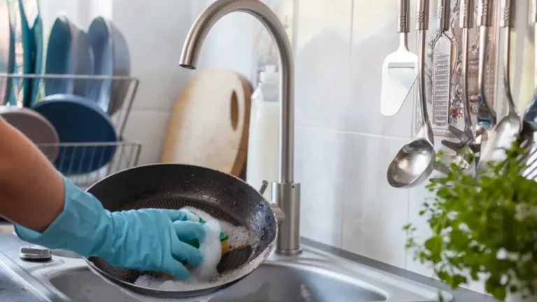 Como limpar a frigideira de cerâmica sem danificar o erro que quase todos fazem