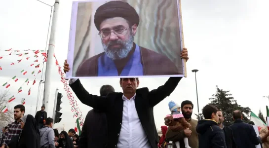 イランの新しいリーダー、モクスタバ・カメンエーは誰ですか?