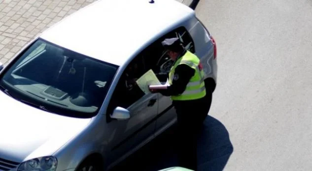 Gjobitet me 300 euro, voziti me shpejtësi prej 137km/h në zonën 80 km/h