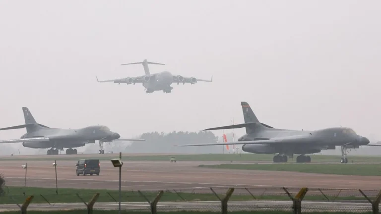 イギリスのアメリカの爆撃機の土地、画像公開