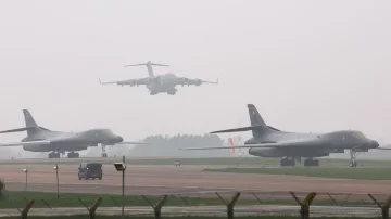 イギリスのアメリカの爆撃機の土地、画像公開