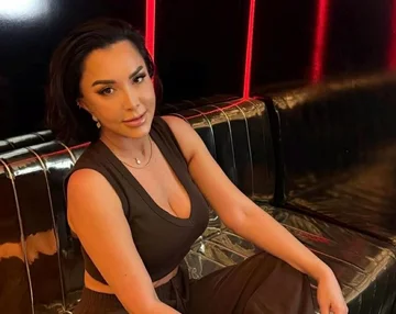 Teuta Selimi erscheint auf dem neuesten Display