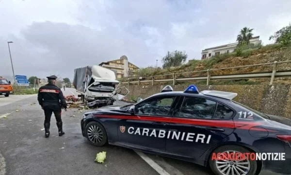 Accident tragique en Italie où la voiture s'est écrasée dans le camion après quatre jours de crise, le conducteur albanais meurt