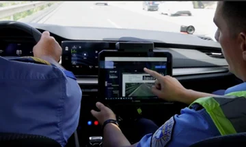 罰金と停止運転、フェリザジの警察はいくつかの電話ドライバを罰