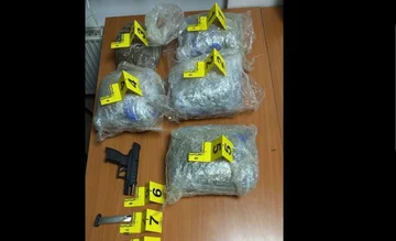 彼は言いました: 警察はマリファナと銃の5キロ以上をすり切って、未成年者を逮捕します