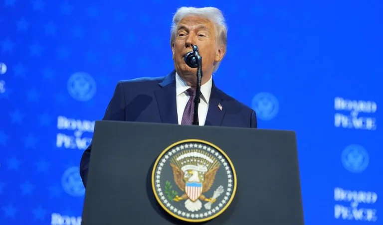 El tauler de Pau Manveen Trump va llançar el discurs, una vegada més esmenta que les guerres s'aturaran, entre ells Kosovo (Serbia).