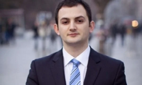 Dënohet me një vit e gjashtë muaj burgim personi që kërcënoi ambasadorin Qëndrim Gashi