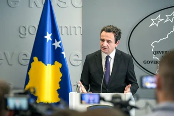 国内の政治ドラマ、Kurtiは1600からのニュース会議を呼び出します