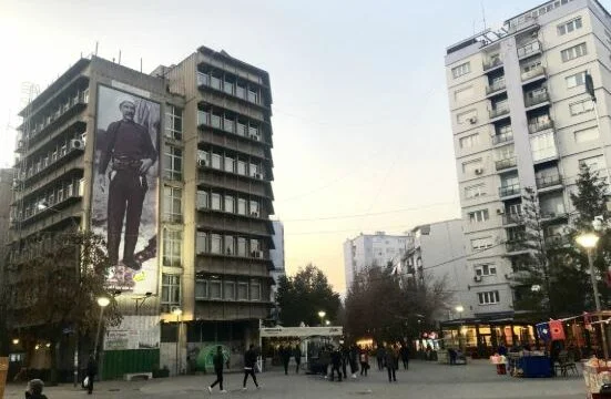“Adem Jashari” でフラグが切れる 南 Mitrovica の正方形、警察の進入の調査にinciting 部