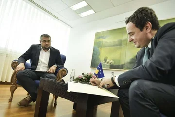 大統領候補、アンディ・ホワイ(Andy Hoti)と話しています。