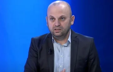Imer Mushkolaj: Kurtiは、Glauk Konjufkaで議会、首相、および議長を制御することを目指しています