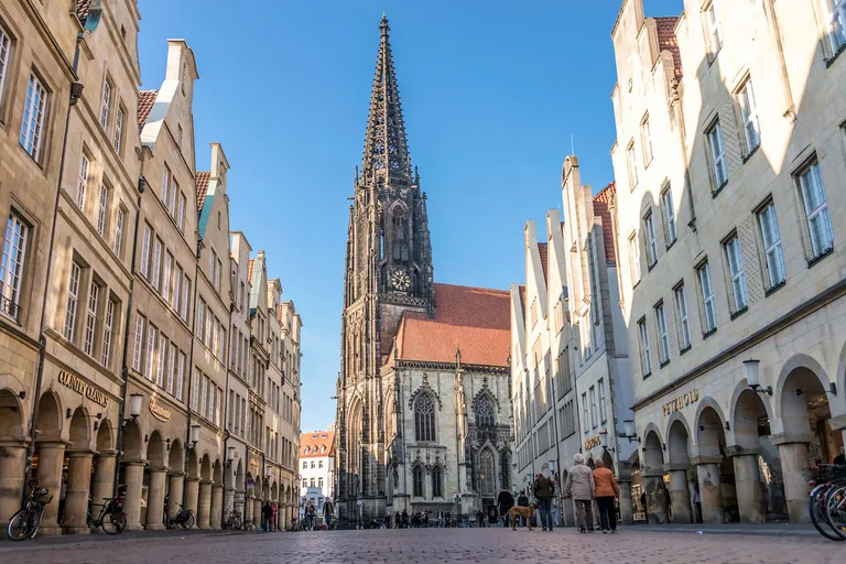 MünsterからPristinaへのお得な料金で旅行!