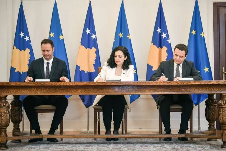 Ngushëllime e ndezje qirinjsh: Liderët shtetërorë të Kosovës me mesazhe ngushëllimi për popullin e Serbisë