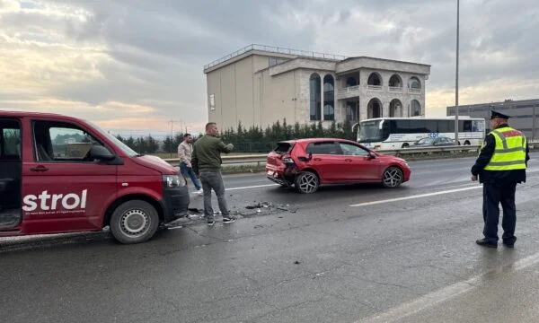 Pristina-Ferizaj magistrateで事故, シーンで警察の救急車