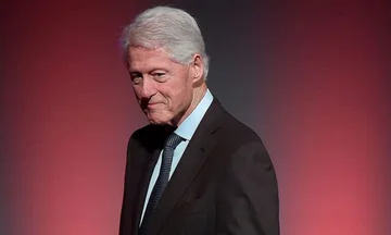Clinton は 2 つの電子メールを生命にだけ送りました: セルビアを爆破するアメリカ人の兵士のための 1 つ