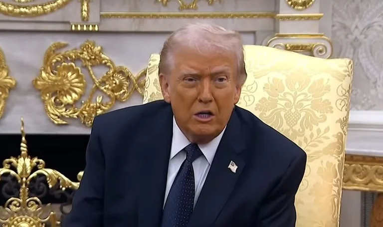 トランプは、イランでほぼ“を重ねて崩壊したと述べた。