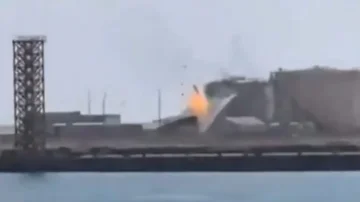 イラン Dron が Oman ポート、公開された爆発の画像にヒット