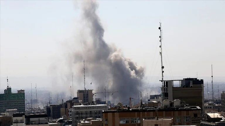 空気の殴打によって打つQomのイランの専門家アセンブリ建物