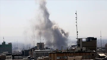 空気の殴打によって打つQomのイランの専門家アセンブリ建物